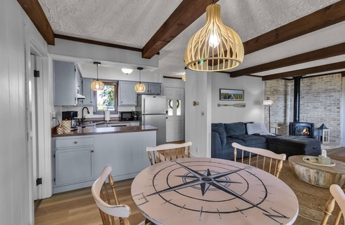 Olcott Cottage | *HOT TUB * Lake Front | Near Olcott Beach | King Bed