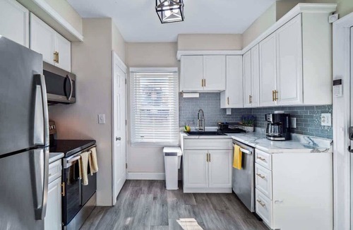 Cuyahoga Falls House | Hot Tub - Sauna - Sleeps 10 - Near CVNP