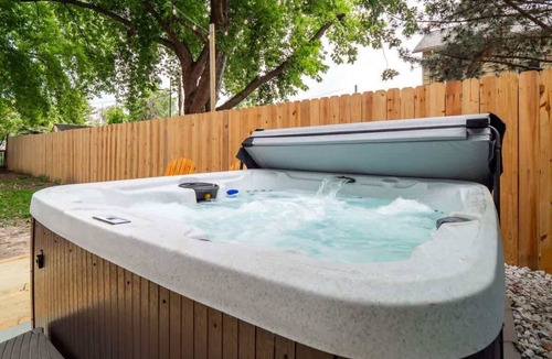 Cuyahoga Falls House | Hot Tub - Sauna - Sleeps 10 - Near CVNP
