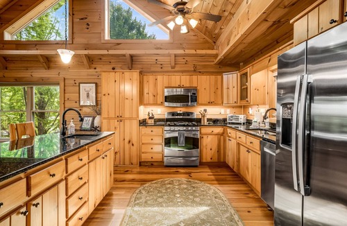 The Peaks at Lake Lure Cabin | Hot Tub, Views, Fire Pit, Game Room, Super Nice! - The Lodge at Pinnacle Ridge