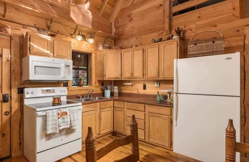 Mentone House | HotTub & Firepit, Canopy Woods - 2 Beautiful homes