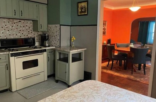 Garfield Heights House | House in the Hood 3-bedroom SE Cleveland with WiFi,