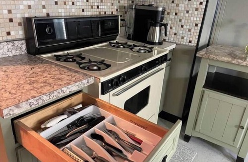 Garfield Heights House | House in the Hood 3-bedroom SE Cleveland with WiFi,