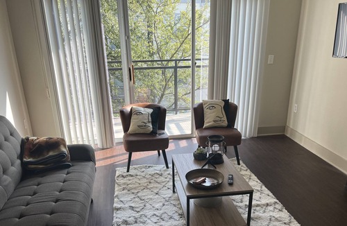 Dallas Design District Apartment | ⭐️ House of J&K: 2 bedroom APT. with pool-view