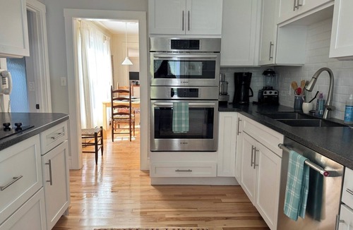 New Harbor House | House with attached Apartment/Sleeps 9/2 min to beach!