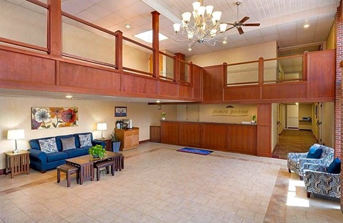 South Portland Hotel | Howard Johnson Hotel by Wyndham South Portland