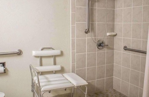 Columbus Hotel | Howard Johnson by Wyndham Columbus State Fairgrounds I-71