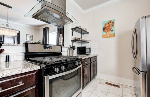 Lincoln Terrace Apartment | Howes Capitol I - Sleek & stylish, walk to OU Med