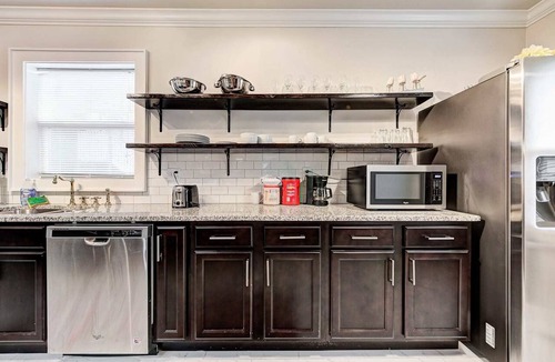 Lincoln Terrace Apartment | Howes Capitol II-Sleek & spacious-walk to OU Med