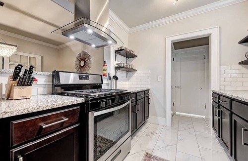 Lincoln Terrace Apartment | Howes Capitol II-Sleek & spacious-walk to OU Med