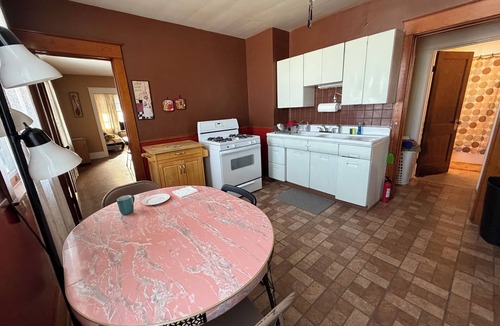 Utica House | Huge 3 Bedroom Home Close To Everything - Two Family House 2nd Floor