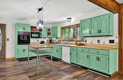 Berkeley Springs Cabin | Huge Cabin w Hot Tub, Deck, Grill & WiFi