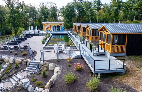 North Sebago Cabin | HUMMINGBIRD - RESORT WITH 12 PROPERTIES. NATURAL POND FOR SWIMMING