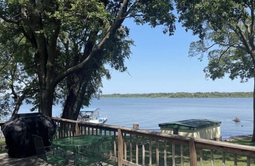Grove House | If you are looking for a scenic escape on Grand Lake close to Grove, this is it!