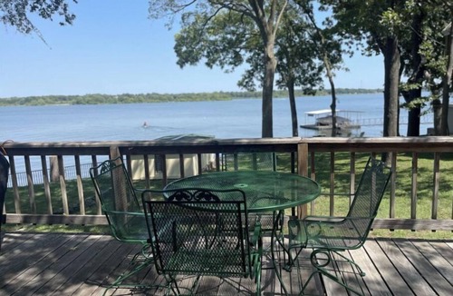 Grove House | If you are looking for a scenic escape on Grand Lake close to Grove, this is it!