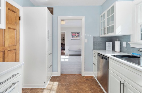 Fort Wayne Apartment | Immaculate-Central-Parking-Gardens-Dining-Cafés