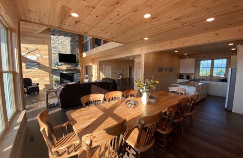 James Creek Cabin | Immaculate MountainLake Home!Epic view, HotTub,FirePit, Putting Green,Pickleball