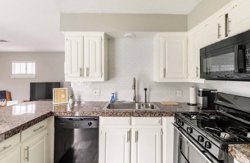 Lakewood Heights Apartment | Immerse yourself in the rich, vibrant Dallas culture in this cozy urban getaway.
