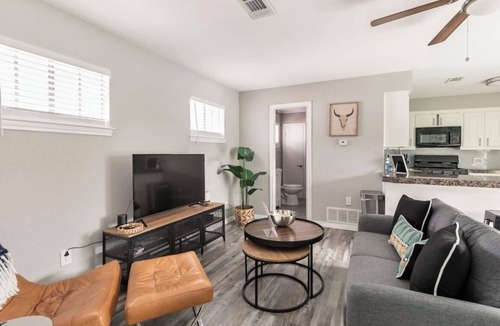 Lakewood Heights Apartment | Immerse yourself in the rich, vibrant Dallas culture in this cozy urban getaway.