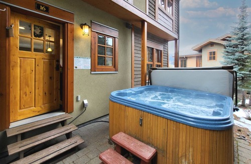 Sun Peaks House | Incredible multi level 2 bedroom + den townhouse, close to ski run