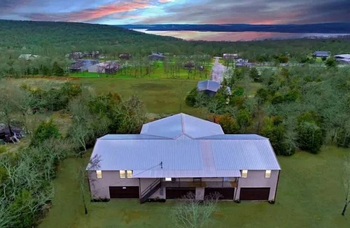 Cookson House | Incredible Spacious Rental with Fantastic Activities for an Unforgettable Family Adventure by the Lake in Cookson, Oklahoma