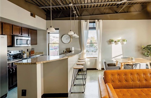 Weinland Park Apartment | Industrial Chic Loft Near OSU & Short North with King Beds, Walkable Stay