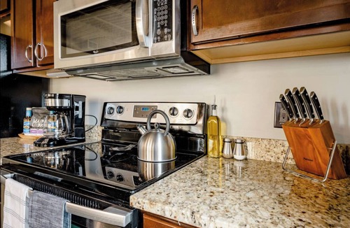 Weinland Park Apartment | Industrial Chic Loft Near OSU & Short North with King Beds, Walkable Stay