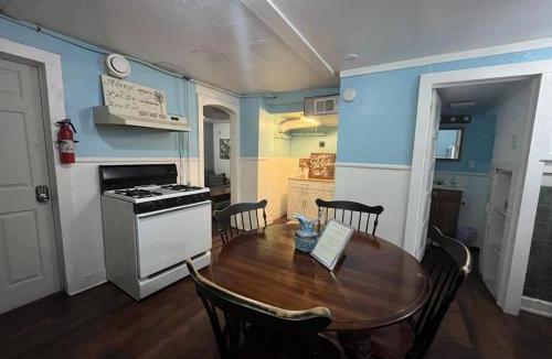 Johnson City Apartment | Intimate PR near Binghamton University. Free Park