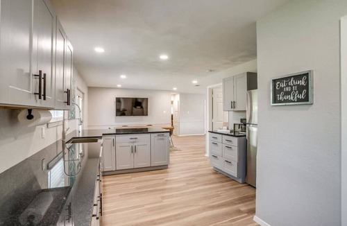 Arlington House | Inviting & Spacious 4BR | Walk to AT&T & World Cup