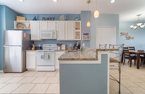 Corpus Christi Condo | Island Oasis! 1st floor! One block to the beach!