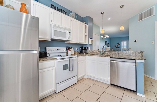 Corpus Christi Condo | Island Oasis! 1st floor! One block to the beach!