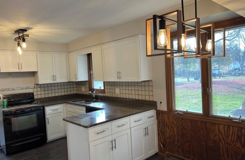South Euclid House | Jacuzzi! Spacious 4-bedroom 3-full Bath house with WiFi and AC near Beachwood