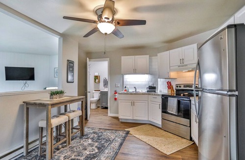 Weston Apartment | Jelinek Hideaway Unit 3 - Modern 2BR Apartment