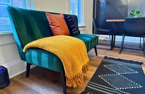 German Village House | Jungle House Columbus Sleep 16 Downtown Ohio Free Parking - Near Convention Center & Nationwide Arena - 4BR Luxury Home - Pet Friendly - Over 5,800 Five Stars