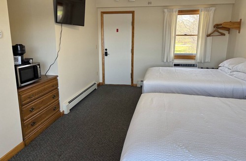 Greenville Junction Bed & Breakfast | Juniper Motel*Double Queen*RM23*Dock*ATV Access*Waterfront*Pet Friendly*Kayak/Boat Rentals