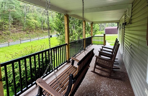 Hesston House | K & A Cabin Retreat