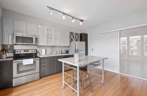 South Side Flats Apartment | Kasa | Inviting 2 Bedroom with Amenity Access | Pittsburgh