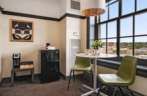 East Liberty Apartment | Kasa | Unique Studio, Steps to Carnegie Museum | The Maverick