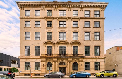 East Liberty Apartment | Kasa | Unique Studio, Steps to Carnegie Museum | The Maverick