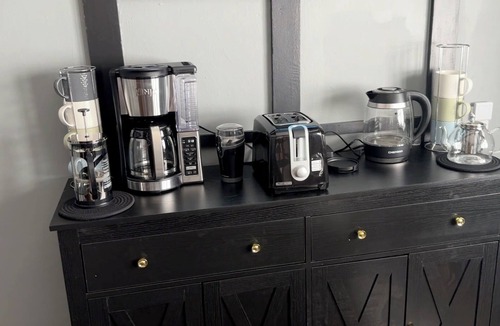 Highland Square House | KC's Group Getaway - ALL KING BEDS, BBQ, Firepit, Gym, Laundry, Wi-Fi, Parks 4
