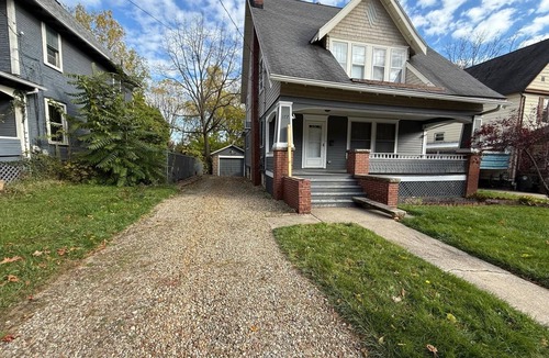 Highland Square House | KC's Group Getaway - ALL KING BEDS, BBQ, Firepit, Gym, Laundry, Wi-Fi, Parks 4