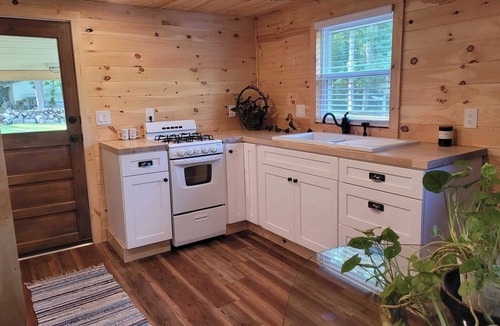 Linesville Cottage | Keepsake by the Lake - 1 bedroom cozy cottage