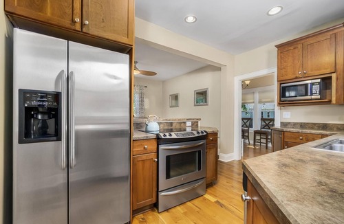 Clintonville House | Kelso's Hideout - Secluded neighborhood steps from park - Just off OSU campus