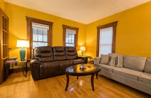 Eastside House | King and queen beds nice Street in a central location