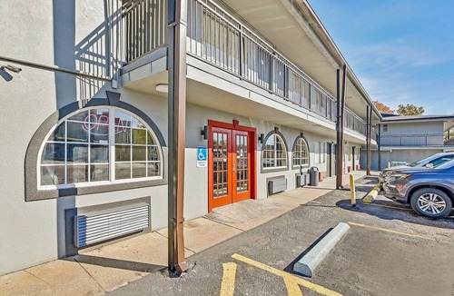Shreveport Apartment | King Bed Accessible| Walkin