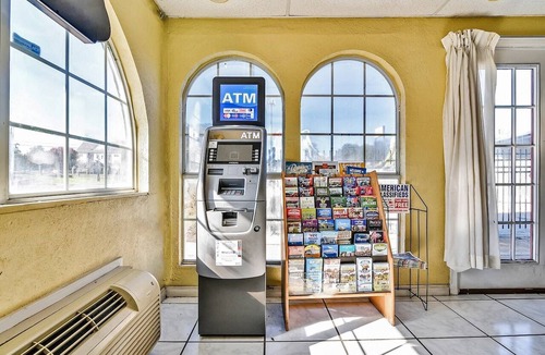 Shreveport Apartment | King Bed Accessible| Walkin