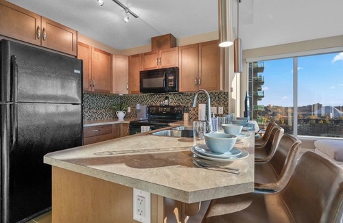 Victoria Park Apartment | King Bed | Calgary Tower Views |Walk to Saddledome
