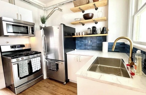 Marpole Apartment | *KING BED* Charming 2 bdrm above Cafe!