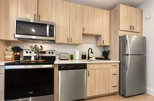 East Liberty Apartment | King Bed Comfort with Free Parking, Gym, 98 Walkscore & near UPMC Pitt and CMU