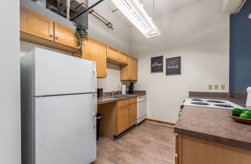 Mission Apartment | King Bed Downtown KC | Walkable KC Loft + Parking
